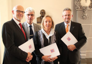 Klemens Diezemann, Oberbürgermeister Bertram Hilgen, Ingrid Graf und Norbert Jöns. Foto: nh