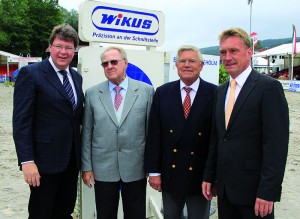 Die Sponsoren Dr. Jörg H. Kullmann und Wilhelm H. Kullmann mit Michael Pfanzelt (Reit- u. Fahrverein) und Thomas Pfanzelt, Vorsitzender des Reit- u. Fahrvereins (v.l.). Foto: nh