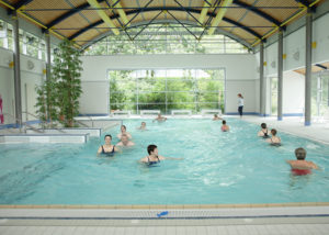 Eine über 400 Quadratmeter große Schwimmhalle mit Schwimm- und Therapiebecken gehören zum Angebot der Balzerborn-Kliniken. Foto: Balzerborn Kliniken