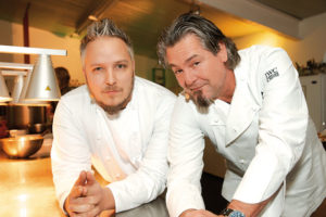 Kochten dieses Gericht gemeinsam: Fliegende Köche-Chefkoch Christoph Brand und RTL II Kochprofi Frank Oehler. Foto: Mario Zgoll