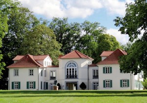Erholung vor der Haustür: Park Schönfeld mit Schloss. Foto: nh