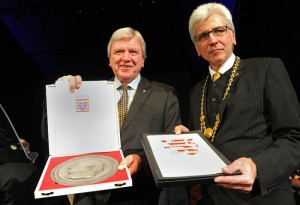 Ministerpräsident Volker Bouffier überreichte der Stadt die Freiherr-vom-Stein-Plakette, die Oberbürgermeister Bertram Hilgen entgegennahm. Foto: Uwe Zucchi