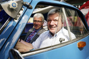 Oberbürgermeister Bertram Hilgen und Ministerpräsident Volker Bouffier in der blauen BMW Isetta 250. Foto: Mario Zgoll