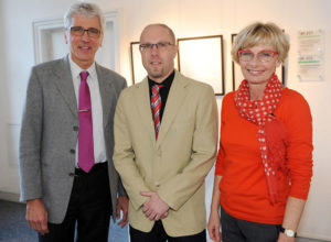 Oberbürgermeister Bertram Hilgen, Dr. Stephan Schwenke und Kulturamtsleiterin Dorothée Rhiemeier (v.l.). Foto: nh
