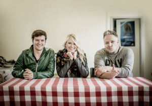 Kochten gemeinsam für  “Kochen unplugged“:  Daniel Grunenberg  und Carolin  Niemczyk von  Glasperlenspiel mit  Fliegende Köche- Chefkoch Christoph  Brand (v.l.). Foto: imageagency