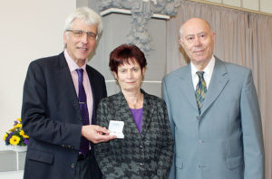 Oberbürgermeister Bertram Hilgen sowie Christiane und Dr. Joachim Schröder (v.l.). Foto: Stadt Kassel