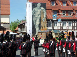 Beim 55. Hessentag in Hofgeismar liefen die 133 Teilnehmergruppen direkt auf das dort präsentierte Monumentalkunstwerk zu. Foto: nh 