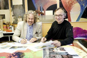Mit dem Herkules hoch hinaus: Projektleiter Markus Exner (links) und Künstler Wolfgang Loewe. Foto: Mario Zgoll